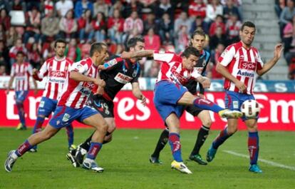 Nacho Novo remata a portería.