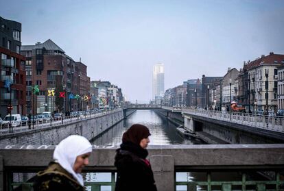 Dos mujeres con velo atraviesan un puente cerca del centro de Bruselas.
