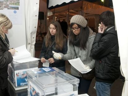 Vecinos  de Asc&oacute; en el momento de depositar su voto.