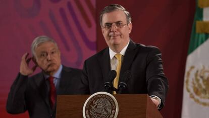 López Obrador y Marcelo Ebrard durante una conferencia el pasado 12 de noviembre.