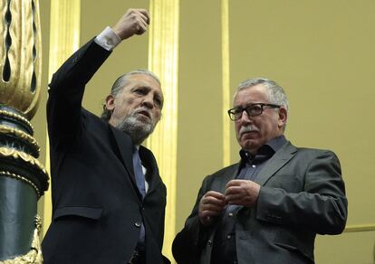 El exdiputado socialista y exsecretario de Estado Diego López Garrido (i.) y el secretario general de Comisiones Obreras, Ignacio Fernández Toxo, durante la segunda jornada del debate de investidura.