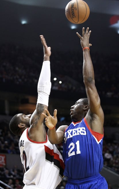 Thaddeus Young, de los Sixers, y LaMarcus Aldridge, de los Blazers, disputan un balón.