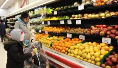 Una mujer compra frutas en un supermercado de Brooklyn, en Nueva York (EE.UU.). EFE/Archivo