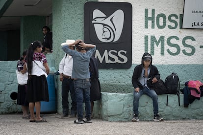 Familiares de pacientes esperan afuera de un hospital rural en Bochil, Chiapas, en una fotografía de archivo.