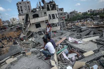 Miles de cohetes han sido disparados sobre el sur y el centro del país. En la imagen, varios palestinos sentados sobre los escombros de un edificio residencial en la ciudad de Gaza tras un ataque israelí, el jueves.