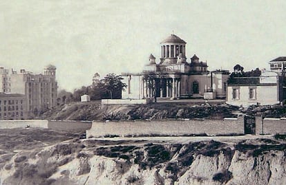 Vista del Observatorio Astronómico de Madrid con el cuerpo de escaleras ya
enterrado, en torno al año 1939.