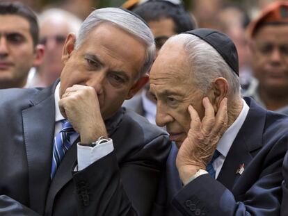 Simon Peres, junto al primer ministro de Israel, Benjam&iacute;n Netanyahu, el 15 de abril de 2013. 