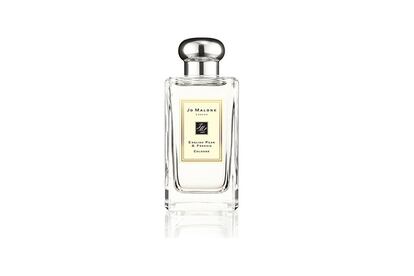 Esa fragancia especial que tan bien la define.

¿Recuerdas cuando asaltabas el tocador de tu madre para probarte todos sus perfumes? Ese aroma tan especial que solo relacionamos con ella. Fresco y natural como la fragancia English Pear & Freesia de Jo Malone, que recoge el aroma de las peras recién maduras. Precio: 108 € (50 ml).