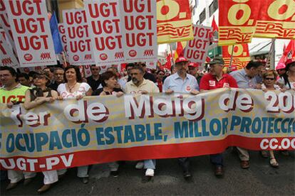 Los secretarios de UGT y CC OO, Rafael Recuenco y Joan Sifre, en el centro, ayer, en la manifestación celebrada en Valencia. 

/ JORDI VICENT

Participantes en la marcha de Alicante.