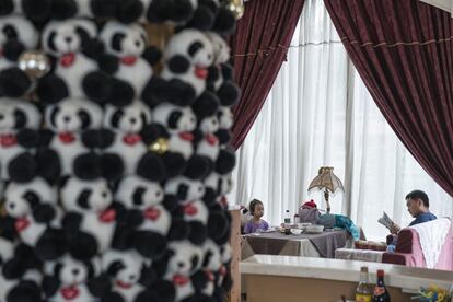 El oso panda es el icono de China y su imagen está por todas partes, como en este restaurante temático. Eso ha facilitado que el Gobierno haya considerado su protección una prioridad nacional.