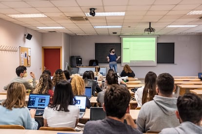 Una profesora imparte clase en la Facultad de Ciencias de la Información en la Universidad Complutense de Madrid.