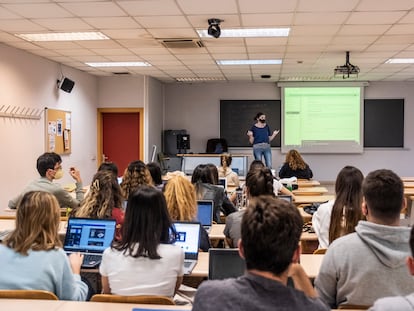 Una profesora imparte clase en la Facultad de Ciencias de la Información en la Universidad Complutense de Madrid.