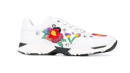 Philipp Plein

Estas deportivas de cuero blanco con flores bordadas del diseñador alemán Philipp Plein están a la venta por 2.400 euros.