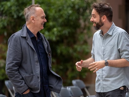 Hervé Le Tellier (izquierda) y Pablo Martín Sánchez conversan este miércoles en el Centro de Cultura Contemporánea de Barcelona.