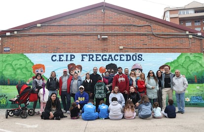Padres y alumnos y alumnas del CEIP Fregacedos en Fuenlabrada
