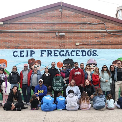 Padres y alumnos y alumnas del CEIP Fregacedos en Fuenlabrada