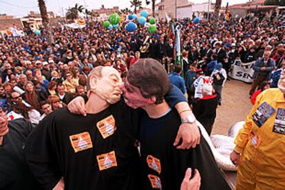 La Plataforma en Defensa del Ebro reunió ayer a 25.000 personas en la localidad tarraconense de Deltebre en una manifestación contra el trasvase.