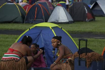 Una madre indígena aplica pintura corporal a su hija durante una protesta anual de campamento de tres días conocida como 'Campamento de tierras libres', en Brasilia, Brasil, el 24 de abril de 2019.