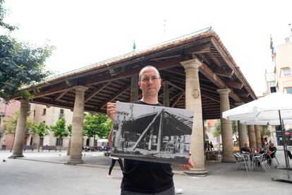 El periodista i escriptor Albert Forns, a la plaça de la Porxada de Granollers, en una visita per presentar el seu nou llibre. 