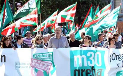 El secretario general de ELA, Adolfo Muñoz, durante la manifestación con motivo del Día Internacional de la Seguridad y la Salud en el Trabajo.