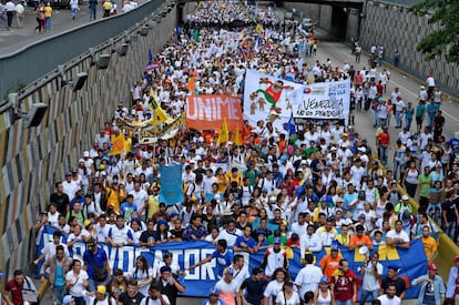 Activistas forman parte de la marcha de la oposición, en Caracas. 