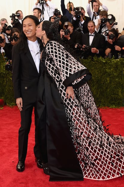 Alexander Wang fue otro que hizo doblete. Posó con Lady Gaga, vestida de Balenciaga...