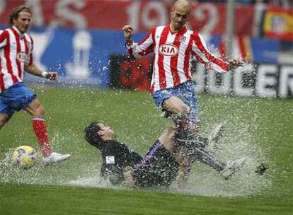 Pedro López hace una entrada sobre Pernía, con Forlán de fondo.