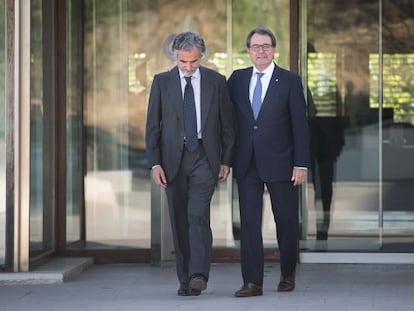 Ferran Rod&egrave;s, junto a Artur Mas, en el Tanatorio de Sant Gervasi.