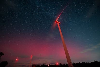 Las auroras se forman por la interacción del viento solar y el campo magnético de la Tierra. A diferencia de los fenómenos meteorológicos habituales, se generan por encima de la troposfera, a una altitud de entre 90 y 150 kilómetros de la superficie terrestre. Es más común observar estos destellos de luz en los polos porque son las zonas donde el campo magnético de la Tierra es más débil. La foto fue tomada desde el Observatorio Astronómico de Pujalt, en Cataluña.