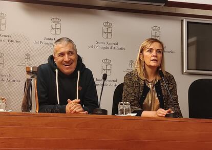 Xune Elipe y Covadonga Tomé, recientemente expulsados de Podemos, durante una rueda de prensa en Asturias.