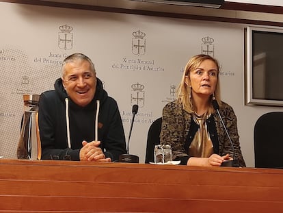 Xune Elipe y Covadonga Tomé, recientemente expulsados de Podemos, durante una rueda de prensa en Asturias.