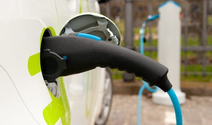 coche electrico cargador