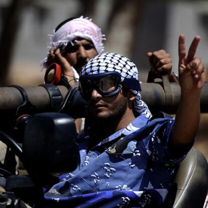 Dos rebeldes libios circulan por la carretera entre Misrata y Zliten.