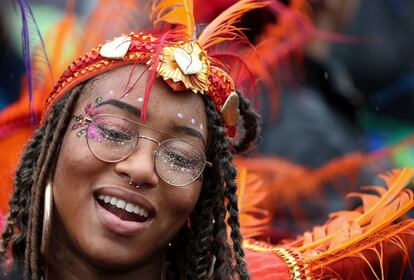 Una artista participa en el Carnaval de Notting Hill.