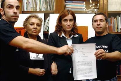 La madre y los hermanos de José Couso, junto a su abogada, Pilar Hermoso, en octubre de 2005, muestran la orden de busca y captura de tres militares estadounidenses dictada por el juez Santiago Pedraz.