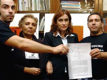 La madre y los hermanos de José Couso, junto a su abogada, Pilar Hermoso, en octubre de 2005, muestran la orden de busca y captura de tres militares estadounidenses dictada por el juez Santiago Pedraz.