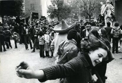 Jóvenes en la verbena en la plaza del Dos de Mayo, en Malasaña, Madrid, en un ambiente festivo y de barrio, en 1978.