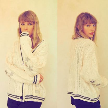 Swift posa con el cárdigan que da nombre al single de lanzamiento y que también ha puesto a la venta en su web.