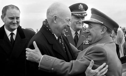 Madrid, 22 de diciembre de 1959. Franco despide al presidente Eisenhower ante la mirada del general Vernon Walters, intérprete (c), y la del ministro de Asuntos Exteriores, Fernando María Castiella (1i).