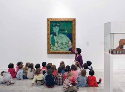 Dos genios españoles sobre los que gira el museo. Goya se unirá a Picasso como principales bazas de la colección. Él será el nuevo hito para empezar a contar la modernidad. Arriba, taller infantil en torno a 'Mujer en azul' (1901) de Picasso; en primer plano, la escultura 'Niño enfermo' (1895), de Medardo Rosso.