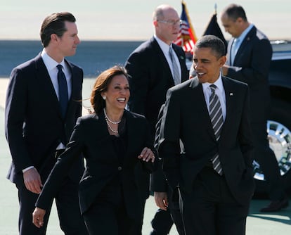 El presidente Barack Obama camina con Kamala Harris en San Francisco, el 16 de febrero de 2012.