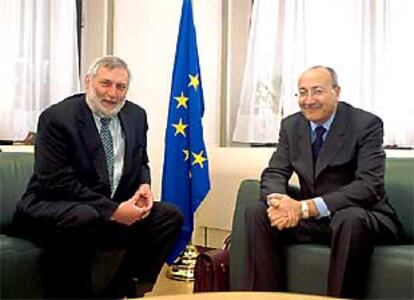 El ministro marroquí de Pesca, Said Chbaatou (derecha), junto al comisario europeo del ramo, Franz Fischler, durante la reunión que mantuvieron ayer, que se saldó con un fracaso en las negociaciones pesqueras.