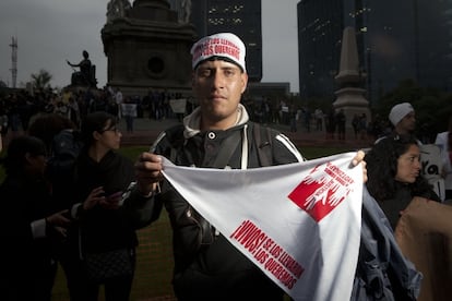 José, 28 años, vendedor ambulante. Trabaja como comerciante en la zona del Palacio de los deportes, en la capital mexicana. "Ya tenía rato que no venía a una manifestación", comenta. Su labor, en las protestas, es vender el 'merchandising' específico que anime la expresión ciudadana en cada caso. Hoy reparte pañuelos por el módico precio de diez pesos, algo menos de un dolar.La proclama impresa sobre las telas: "Vivos se los llevaron, vivos los queremos". Y añade: "Vengo a la marcha porque no es justo que esté el país de esta forma por culpa de alguien tan lejano de ser el presidente que deseamos".