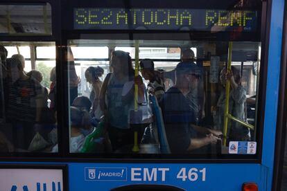 El cierre de la Línea 1 del Metro por obras entre las paradas de Sierra de Guadalupe y Plaza de Castilla ha llenado Madrid de autobuses de la EMT atestados de usuarios. En la imagen, interior autobús especial SE2A a su paso por la Avenida de la Albufera.