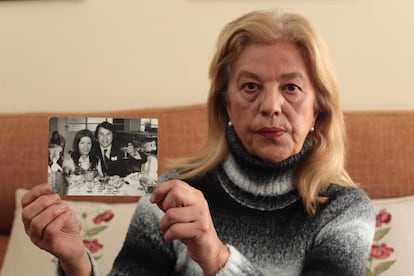 Isabel Gonz&aacute;lez holds up a photo of herself with her husband, the night before he was killed.