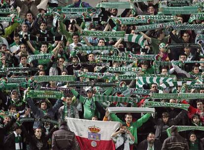 Aficionados del Racing, en las gradas del coliseum Alfonso Pérez, de Getafe, en la ida de las semifinales de la Copa.