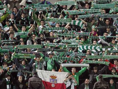 Aficionados del Racing, en las gradas del coliseum Alfonso Pérez, de Getafe, en la ida de las semifinales de la Copa.