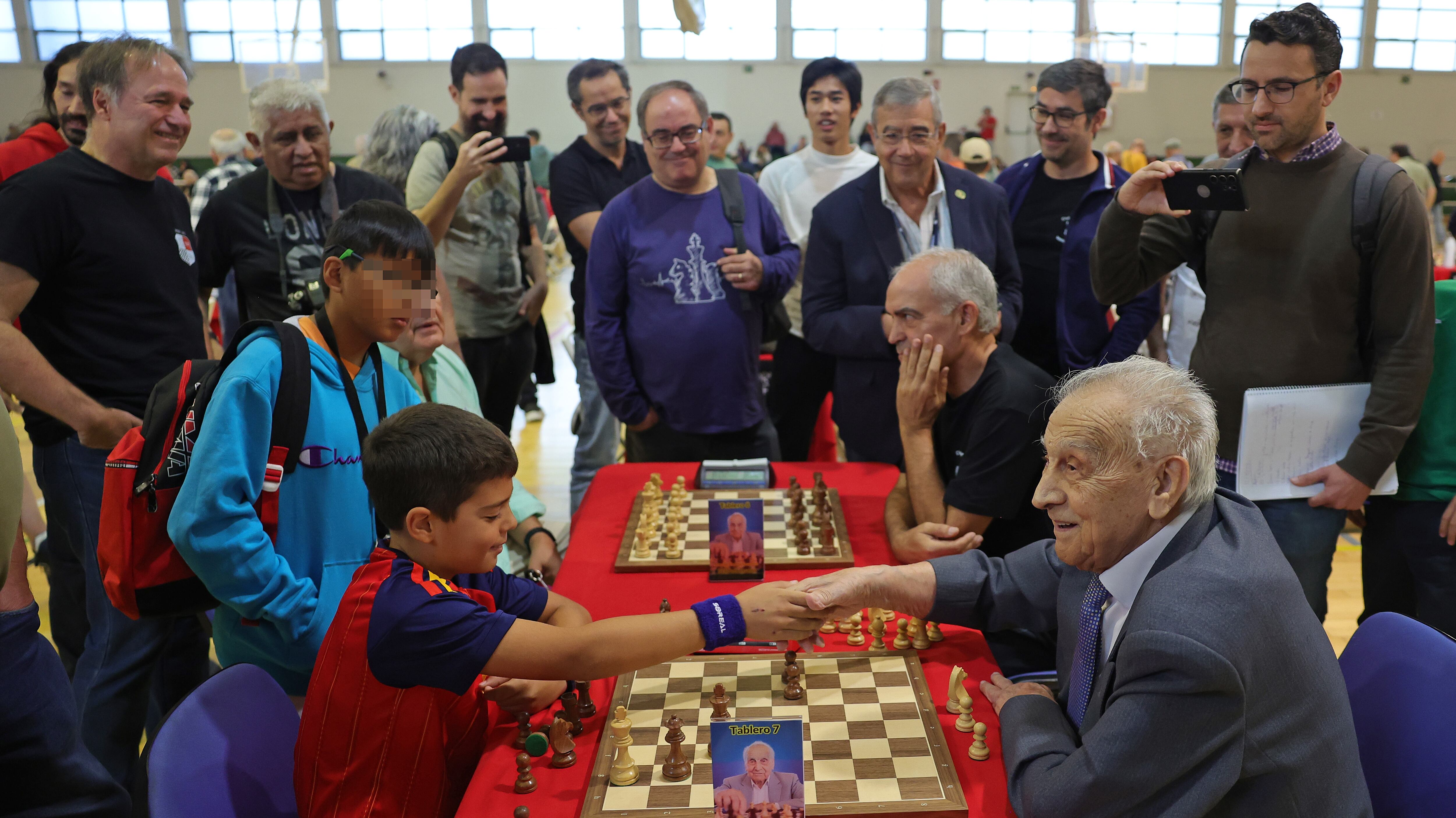 Todas las partidas son la penúltima para don Manuel, el ajedrecista de 105 años