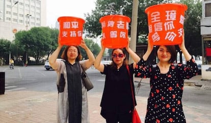 Esposas de dissidentes em um protesto. À esquerda, Wang Qiaoling.