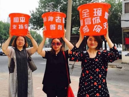 Esposas de dissidentes em um protesto. À esquerda, Wang Qiaoling.